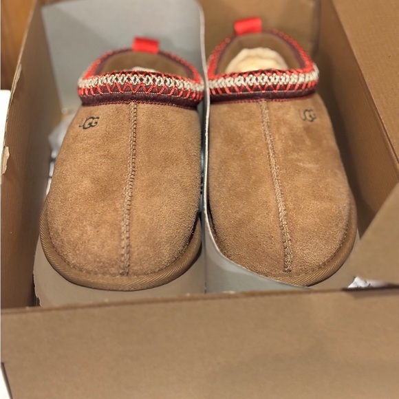 NWT UGG Tan and Red Women's Slippers - Picture 6 of 12